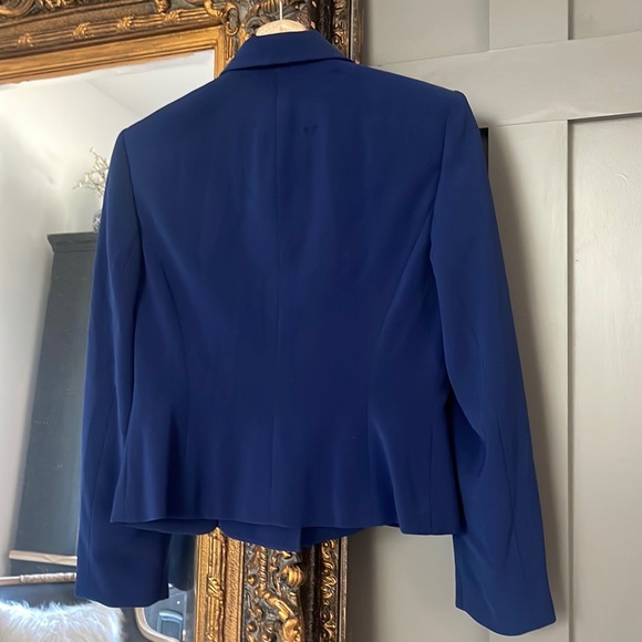 ✨Beautiful, CLASSIC Navy Cropped Blazer Jacket Gold Regal Buttons Size 2 Petite - Picture 4 of 5